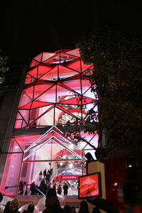 2007年9月、プレス公開の晩にライトアップされたシトロエンC42ビル。