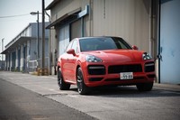 「カイエン ターボ クーペ」はエアサスペンションが標準装備。最低地上高は190mmが標準で、最大245mmまで上げられる。