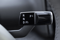 シフトセレクターはステアリングコラムから生えるタイプ。Dレンジでドライブ中にもう一度下に引くと先進運転支援システム「パイロットアシスト」が起動する。