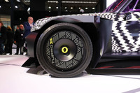 ロゴとセンターキャップの向きを合わせなかった理由を知りたい。