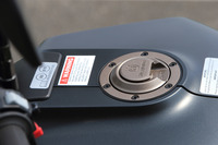 ハスクバーナのロゴが描かれたフューエルキャップ。ライフルの銃口と照星をモチーフにしたというそのデザインが、このメーカーの出自を物語る。