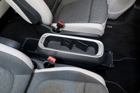 「ID. Buzzボックス」と呼ばれるコンソールボックスは上がトレー、前後にはそれぞれ引き出しが付く。2つあるトレーの仕切り板は一方が栓抜き、もう一方が霜取りのスクレーパーになっている。