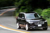 「ポールスターパフォーマンスソフトウエア」を導入するとエンジンスペックがアップするだけでなく、スロットルレスポンス（オン／オフ）やシフトスピードなどがよりスポーティーなセッティングに変更される。