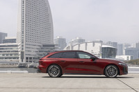 ボディーのスリーサイズは全長×全幅×全高＝4835×1860×1450mmで、先代モデルよりも75mmも長くなった。ホイールベースは70mm長い2895mm。