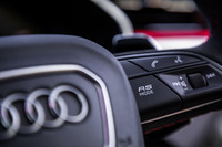 ステアリングスポーク右側に配置された「RSモード」のスイッチ。あらかじめ設定しておいたパワートレインやサスペンションなどのセッティングを2パターン登録し、それを瞬時に呼び出すことができる。