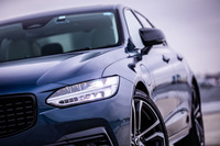 ステアリングホイールの動きに追従するアクティブベンディング機能付きのLEDヘッドランプを標準で装備。ADASについては、今回新たに「先行車発進告知機能」と「リア衝突回避・被害軽減ブレーキシステム」が設定された。