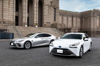 トヨタの次世代ADASが搭載された「レクサスLS」（左）と「トヨタ・ミライ」（右）。2021年4月に発売された。