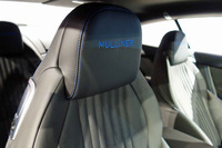 ヘッドレストには「Mulliner」の刺しゅうが施される。