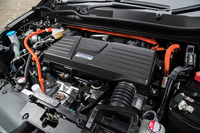 ハイブリッドシステムには「アコード」や「オデッセイ」にも搭載される「SPORT HYBRID i-MMD」を採用。エンジンは基本的に発電に徹し、高速巡航時のみ車軸とつながって駆動力を発生する。