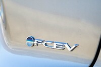 ラインナップは上級仕様「Z」のモノグレード構成で、2.5リッターハイブリッド車とFCEVの2モデルが用意される。価格は前者が730万円、後者が830万円だ。