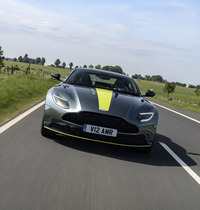 「DB11 AMR」が0-100km/h加速に要する時間は3.7秒。最高速度は334km/hと公表される。
