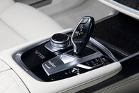 センターコンソールに配されたレバー式のシフトセレクター。「7シリーズ」のトランスミッションは、いずれもZF製の8段ATとなっている。