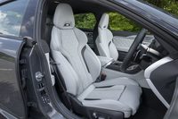 「M8」ロゴ入りのスポーツシートは電動調整機構やヒーター、ベンチレーションなどをフル装備。ライン入りのシートベルトは「コンペティション」専用だ。