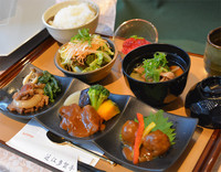 サービスエリアのメニューコンテストでは、さまざまな味が楽しめるコース料理的なメニューが賞に選ばれる傾向にある。写真はEXPASA多賀（下り）の「近江牛味ごのみ膳」。