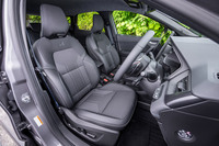 「ALPINE」のロゴ入り「バイオスキン＆ファブリックコンビシート」が標準で装備される「エスプリ アルピーヌ」グレード。運転席には電動調整機構が備わる。