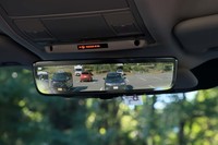 ルームミラーにカメラ映像を映せる「ClearSightインテリアリアビューミラー」は10万4000円のオプション。写真で「スバル・フォレスター」を見下ろすような映像になっているように、一癖ある使用感だ。