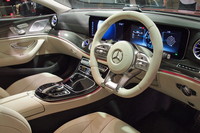 大型メーターには、前後／横方向の加速度表示、エンジン出力やトルク表示、過給圧などのAMG専用メニューも表示される。