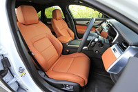 「SE」グレードのシート表皮はグレインレザーが標準だが、試乗車ではオプションのウィンザーレザーとなっていた。