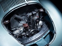 リアに搭載される、空冷の1.1リッター水平対向4気筒エンジン。軍用車「キューベルワーゲン」のものに換装され、さらにマテが所有していた時代に「356」用の1.3リッターに交換されている。