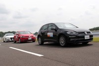 GKNドライブラインジャパンのテストコースに並んだ「ミシュラン・クロスクライメート2」のテスト用車両。