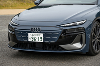 高い位置に付いた細いデイタイムランニングライトは新世代アウディに共通のデザイン要素。フロントマスクの下部がU字型にブラックで処理されているのがユニークだ。