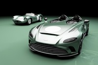 「V12スピードスター リミテッドエディション」と、歴史的なレーシングカー「DBR1」（写真奥）のツーショット。