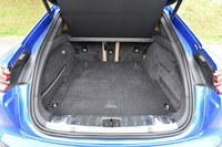 荷室容量は425リッター。3分割可倒式のリアシートをたたむと、最大で1295リッターの積載スペースが得られる。