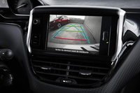 今回標準装備となるバックアイカメラの表示イメージ。