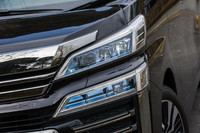 バンパーやグリルと並んでフロントマスクを特徴付ける、新デザインのLEDヘッドランプ。青いカラーリングが特徴で、グレードに応じて3眼式と2眼式が使い分けられている。