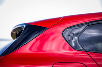 リアピラーに備わる「ホフマイスターキンク」と呼ばれるデザインのパネルに、モデル名の「1」が刻まれた最新の「BMW 1シリーズ」。現行モデルは2004年に登場した初代から数えて4代目にあたる。型式名はF70。