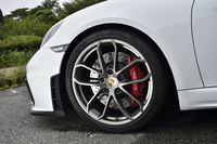 試乗車は、前245/35ZR20、後ろ295/30ZR20サイズの「ミシュラン・パイロットスポーツ カップ2」タイヤを装着していた。ホイール色は写真のシルバーが標準で、同デザインのガンメタリックとブラックもオプションで選択できる。