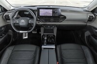 フラッグシップらしくダッシュボードには幾何学模様が刻まれた上質な装飾パネルがあしらわれる。