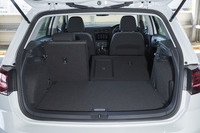 荷室の容量は341～1231リッター。フロア下にバッテリーを搭載する構造のため、ガソリンモデル（380～1270リッター）よりも若干狭くなっている。