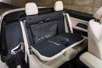 ヘッドレストを残して背もたれを前に倒せる。これでトランクスルーにできるが、そこに折りたたんだウインドディフレクターが収納されているのが見事だ。