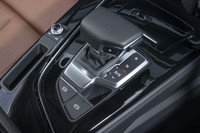 変速機は7段のデュアルクラッチ式AT「Sトロニック」。従来モデルでダイヤル式コマンダーがあったセレクター前方のスペースはふた付きの小物入れとなった。