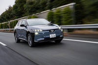 バッテリーの総電力量は従来の71.4kWhから74.69kWhにアップ。エネルギーロスの低減とも相まって、一充電走行距離は従来型から大幅に向上した。