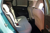 リアシートの背もたれには60：40の分割可倒機構が組み込まれている。