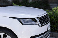 エクステリアデザインは各部をフラッシュサーフェス化。多数のデザイン要素で構成されるフロントマスクも、ヘッドランプ、グリル、バンパーとすべてが“面一（つらいち）”となっている。