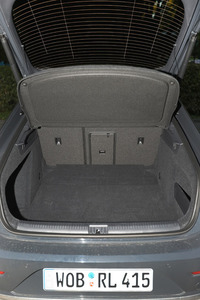 ラゲッジスペースの容量は563～1557リッター。