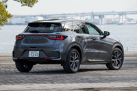 レクサス初のBセグメントSUV「LBX」。「トヨタ・ヤリス クロス」などと同じ「GA-B」プラットフォームをベースとしているが、補強を入れたりホイールベースやトレッドを拡大したりと、大幅に改良が加えられている。