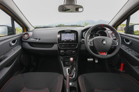 ブラックで統一されたインテリア。ステアリングホイールやシートのステッチなど、随所に赤のアクセントが入る。