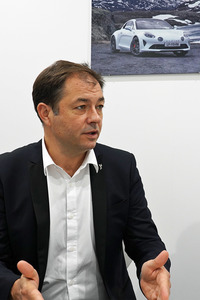 「アルピーヌA110」について、普段使いにおける快適性の大切さを語るフリコテ氏。