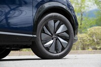 タイヤ＆ホイールは19インチ。タービンのような形状のホイールが目を引く。