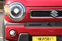 「ハスラー」のアイコンとして、先代からデザインを踏襲したというフロントフェイス。試乗車の「ハイブリッドX」ではLEDのヘッドランプやフォグランプが標準装備されている。
