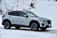 テストコースとは異なり、一般道では路面状況が刻々と変わる。ドライ路からウエットへの進入でも、i-ACTIV AWD搭載車の挙動は安定しており、安心感が高い。