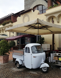 【写真2】「バルベリーノ・デザイナー・アウトレット」のレストランにたたずむ三輪トラック「アペ」。