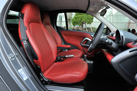 ダイヤモンドステッチ入りの本革シートが装着される室内。