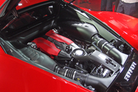 ドライサンプの3902ccのV8ターボエンジン。670ps/8000rpmと760Nm（77.5kgm）/3000rpmを発生する。「458イタリア」比で100psと220Nmの向上。