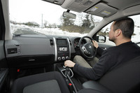 雪深い地へ行く今回の取材では、シートもラゲッジルームもルーフもすべて防水という、エクストレイのこだわりのインテリアの恩恵にあずかった。四駆システム「ALL MODE 4×4-i」のFF〜4WDの切り替えは、シフトレバー前方のダイヤルで行う。