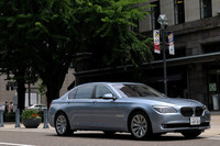 「アクティブハイブリッド7」は、エコカー減税の対象車。購入時には、自動車取得税（60万8500円）と自動車重量税（7万5000円）が全額免除される。